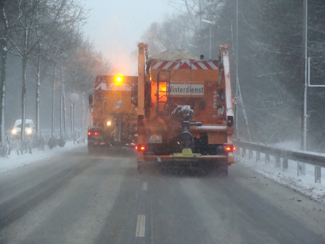 zwei Winterdienstfahrzeuge räumen die Nordtangente im Schneegestöber