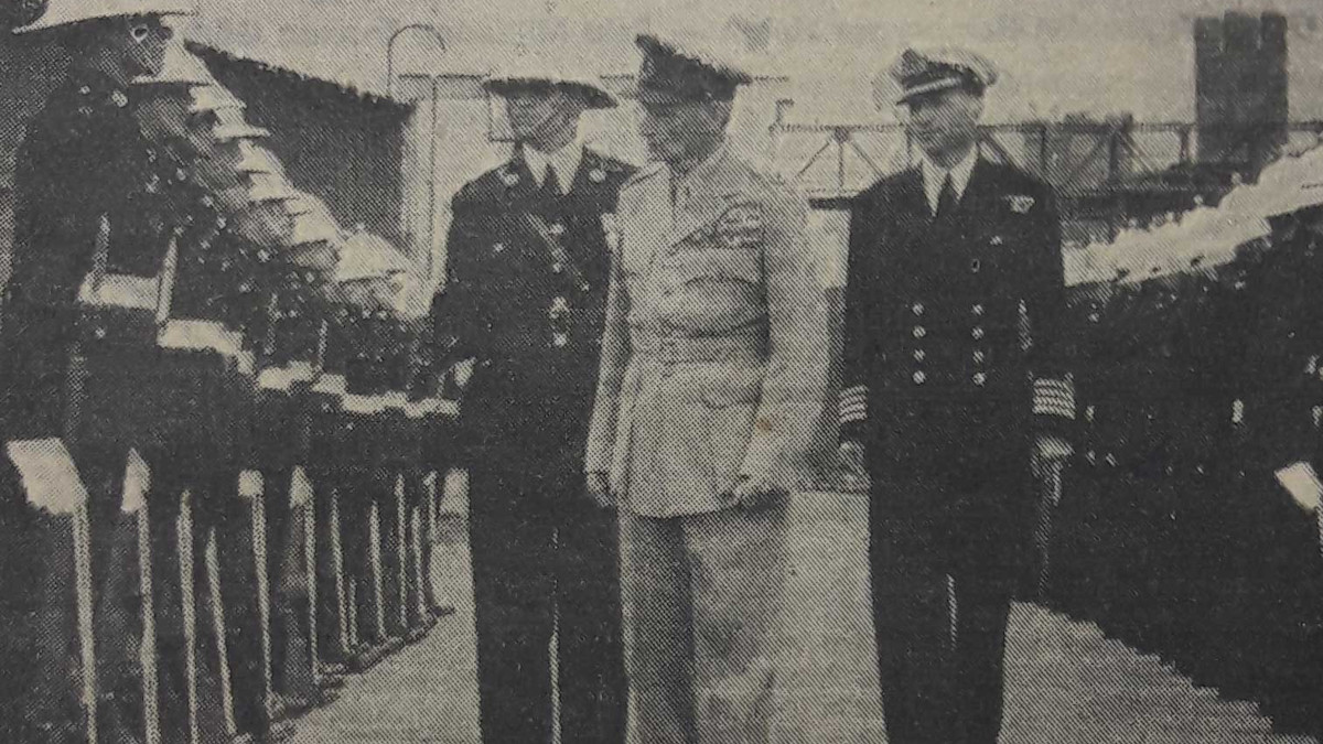 Feldmarschall Montgomery 1957 zu Besuch bei der britischen Rheinflotte im Krefelder Hafen.  Foto: Stadt Krefeld, Presse und Kommunikation