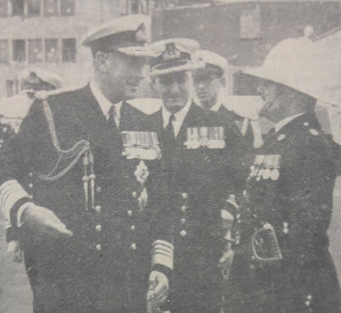 Lord Louis Mountbatten, der erste Seelord der britischen Admiralität bei der Inspektion der Rheinflotte 1956 im Krefelder Hafen. Mountbatten ist der Onkel von Prinz Philip, der mit Queen Elisabeth II. verheiratet war.  Bild: Stadt Krefeld, Presse und Kommunikation