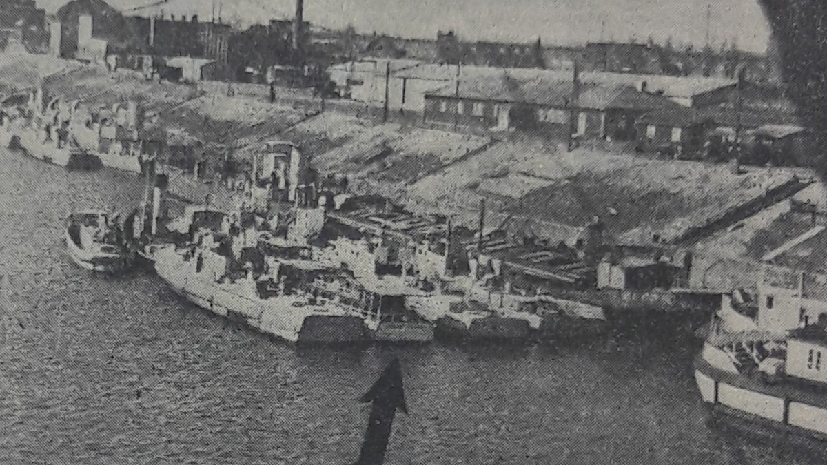 Die Yacht Prince Charles zwischen anderen Booten der britischen Rheinflotte im Krefelder Hafen. Im Hintergrund ist die Uerdinger Rheinbrücke zu sehen. Bild: Stadt Krefeld, Presse und Kommunikation