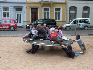 Kinder auf dem neuen Spielgerät auf dem Albrechtsplatz - Holländerscheibe