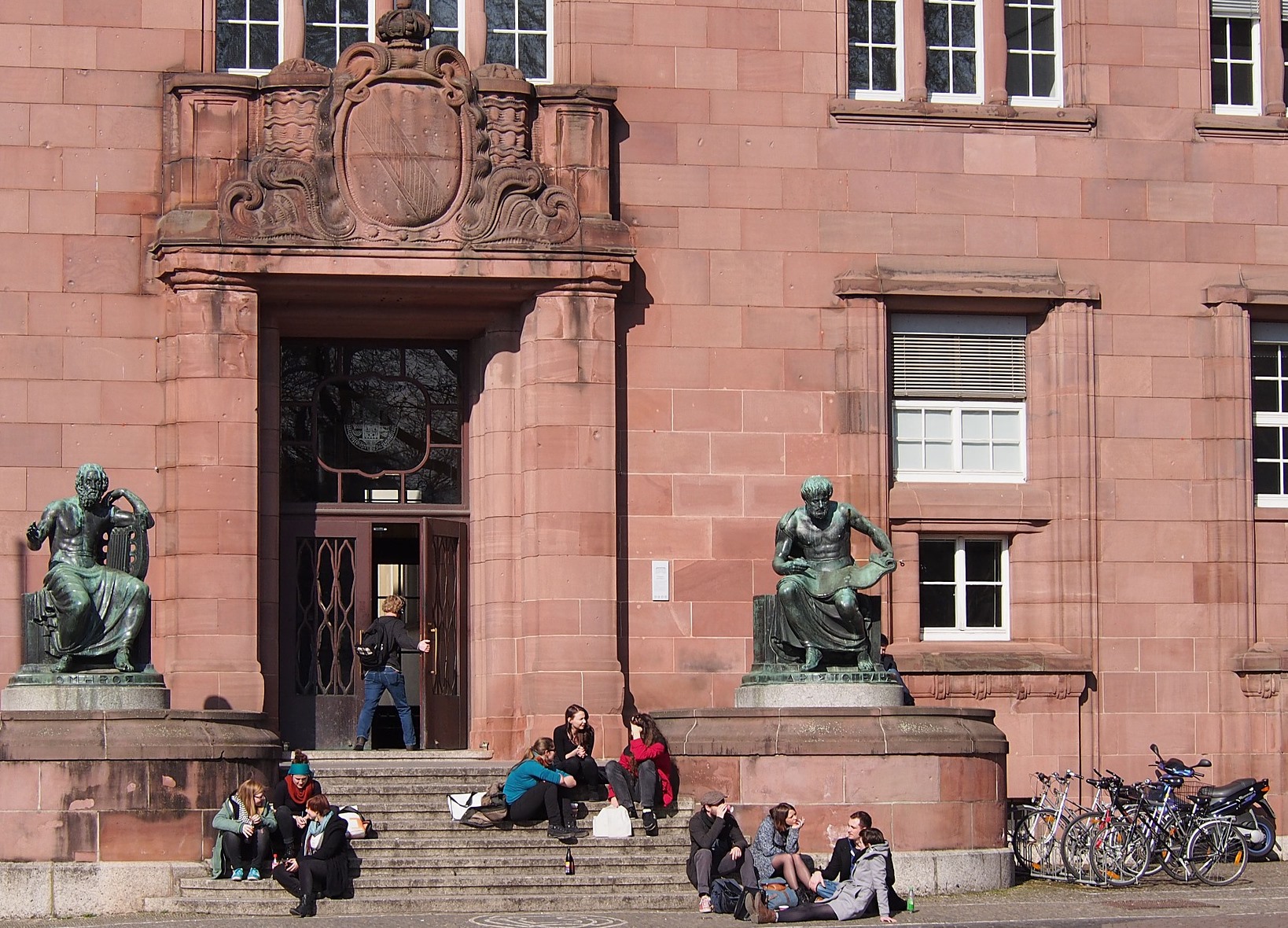 Bild von Studenten vor einer Universität